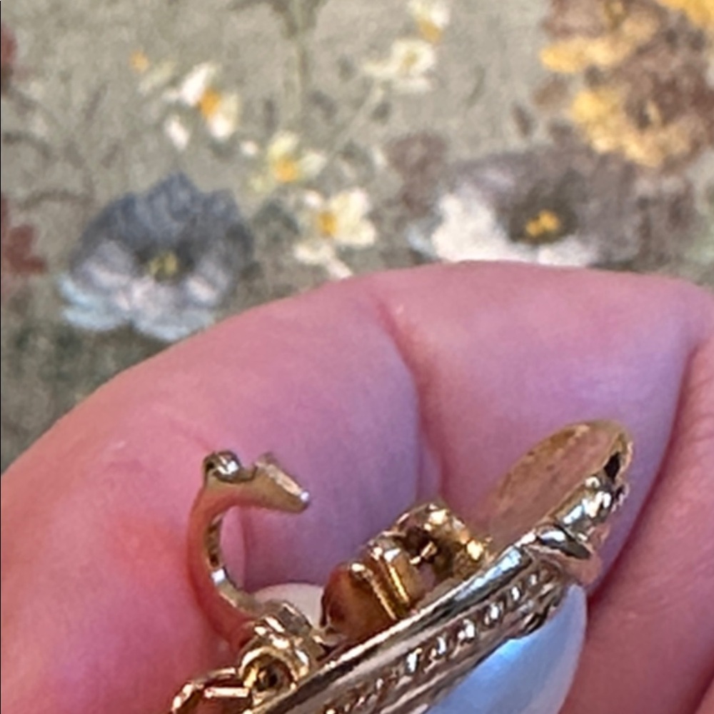 Elegant Avon Gold & Faux Pearl Enhancer closure on faux Pearl Necklace - Picture 4 of 8